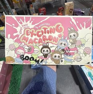 6 Blind Bagss Plus Display Case